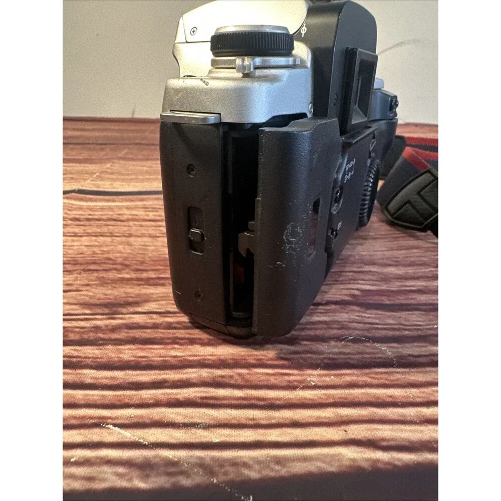 Canon EOS Elan II 35mm SLR Film Camera Body Only - READ - DOOR WON’T LATCH